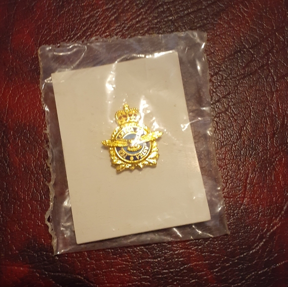 Authentic RARE RCAF Pin Breadner PER ARDUA AD ASTRA Air Force Sealed - Picture 4 of 16